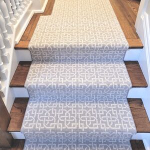 Traditional cream patterned stair runner with landing.png